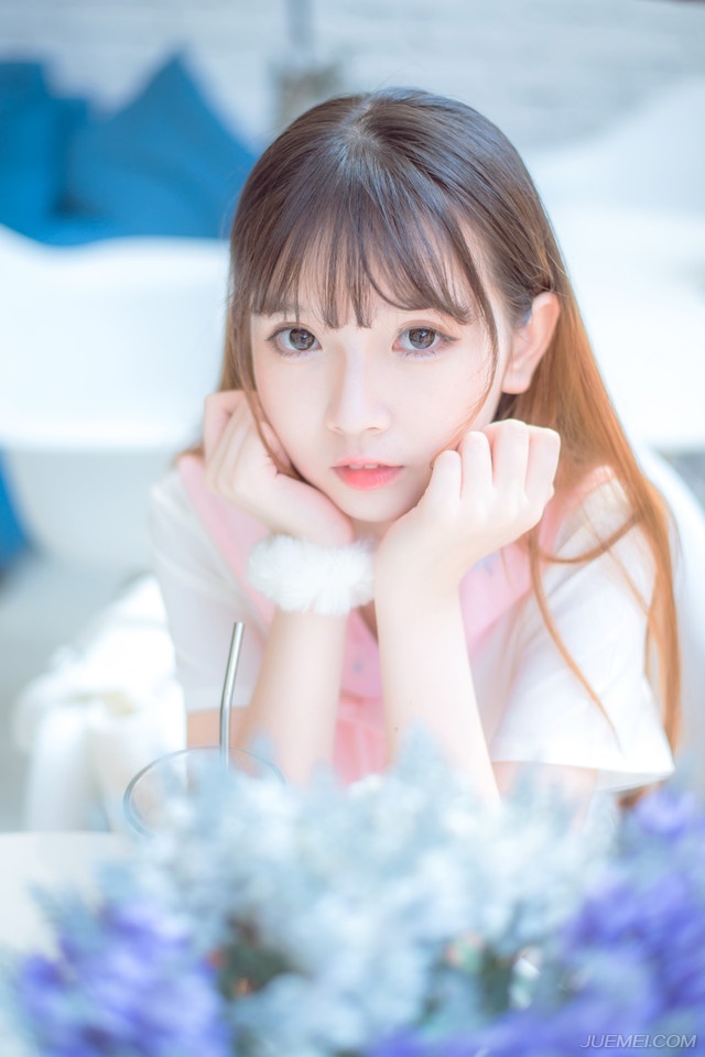 某些人的爱情，只是一种“当时的情绪”。如果对方错将这份情绪当做长远的爱情，是本身的幼稚。